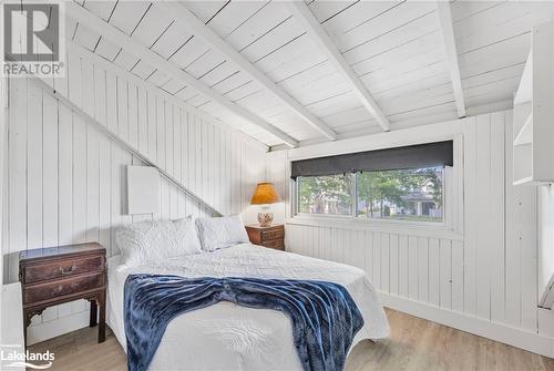 135 Centre Beach Road, Tiny, ON - Indoor Photo Showing Bedroom