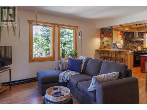 1201 4Th Avenue, Valemount, BC - Indoor Photo Showing Living Room