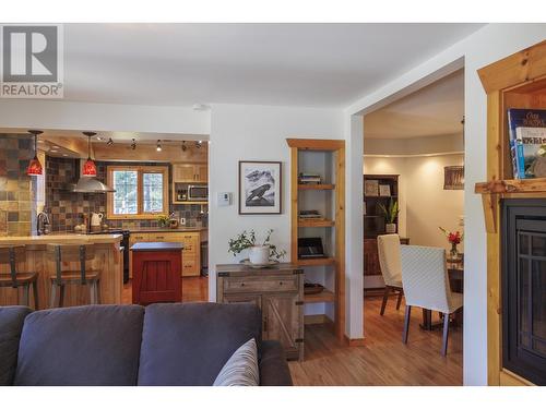 1201 4Th Avenue, Valemount, BC - Indoor Photo Showing Living Room