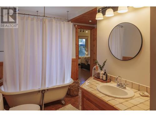 1201 4Th Avenue, Valemount, BC - Indoor Photo Showing Bathroom