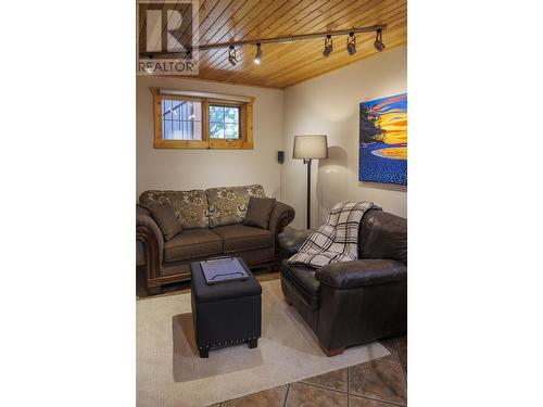 1201 4Th Avenue, Valemount, BC - Indoor Photo Showing Living Room