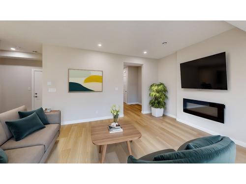 4 - 4824 Ridge Road, Radium Hot Springs, BC - Indoor Photo Showing Living Room With Fireplace