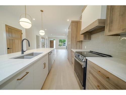 113 Sullivan Drive, Kimberley, BC - Indoor Photo Showing Kitchen With Double Sink With Upgraded Kitchen