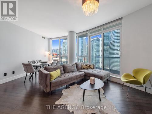 2201 - 218 Queens Quay W, Toronto (Waterfront Communities), ON - Indoor Photo Showing Living Room