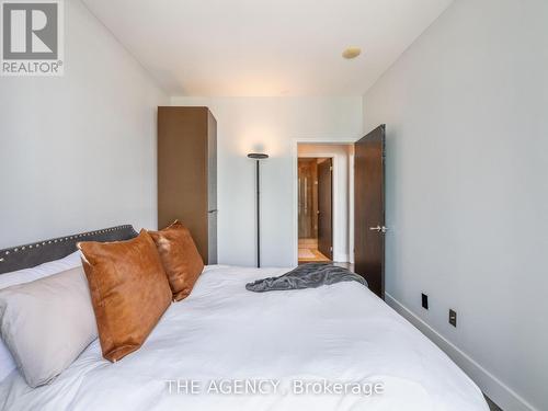 2201 - 218 Queens Quay W, Toronto (Waterfront Communities), ON - Indoor Photo Showing Bedroom