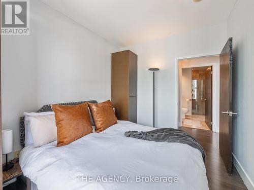 2201 - 218 Queens Quay W, Toronto (Waterfront Communities), ON - Indoor Photo Showing Bedroom