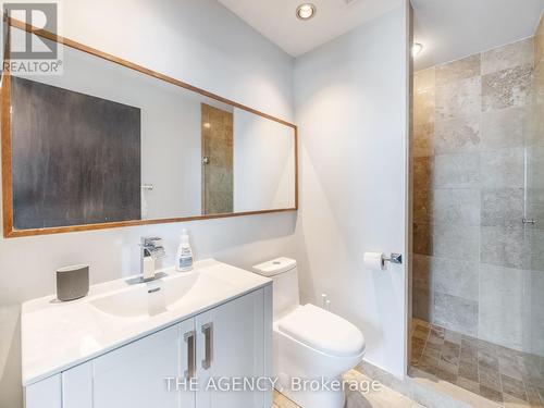 2201 - 218 Queens Quay W, Toronto (Waterfront Communities), ON - Indoor Photo Showing Bathroom