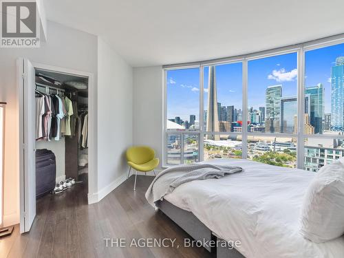 2201 - 218 Queens Quay W, Toronto (Waterfront Communities), ON - Indoor Photo Showing Bedroom