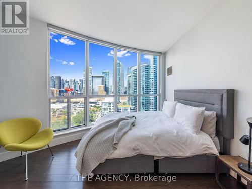 2201 - 218 Queens Quay W, Toronto (Waterfront Communities), ON - Indoor Photo Showing Bedroom