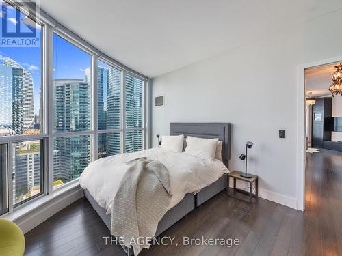 2201 - 218 Queens Quay W, Toronto (Waterfront Communities), ON - Indoor Photo Showing Bedroom