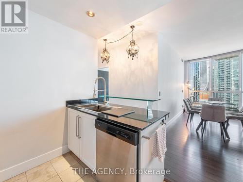 2201 - 218 Queens Quay W, Toronto (Waterfront Communities), ON - Indoor Photo Showing Kitchen