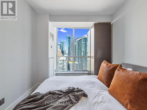 2201 - 218 Queens Quay W, Toronto (Waterfront Communities), ON - Indoor Photo Showing Bedroom