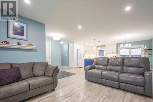 42 Schmidt Way, Quinte West, ON - Indoor Photo Showing Living Room