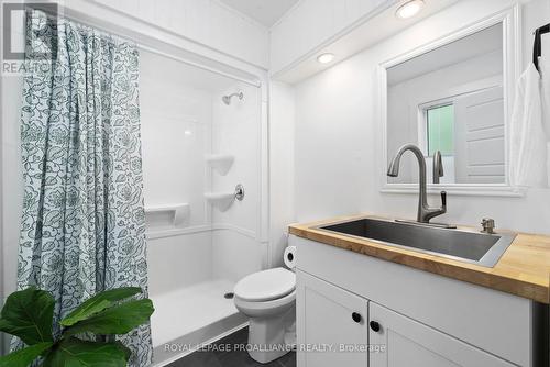 241 Riverside Parkway, Quinte West, ON - Indoor Photo Showing Bathroom