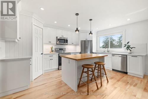 241 Riverside Parkway, Quinte West, ON - Indoor Photo Showing Kitchen With Upgraded Kitchen