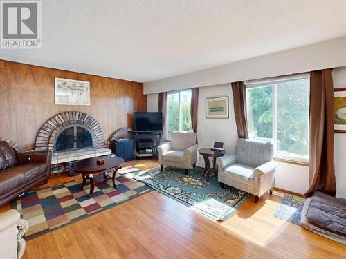 6957 Richmond Street, Powell River, BC - Indoor Photo Showing Living Room