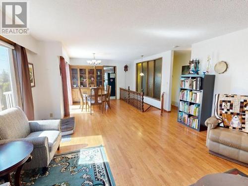 6957 Richmond Street, Powell River, BC - Indoor Photo Showing Living Room