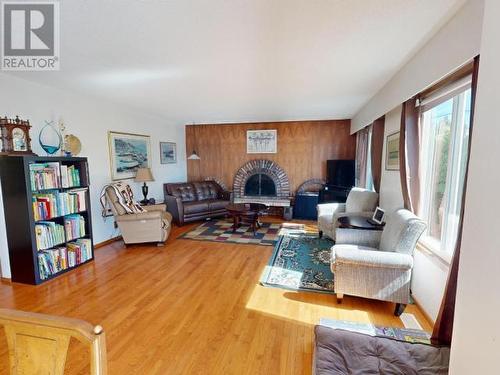 6957 Richmond Street, Powell River, BC - Indoor Photo Showing Living Room