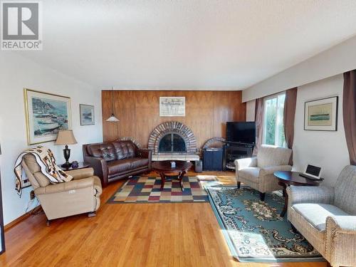 6957 Richmond Street, Powell River, BC - Indoor Photo Showing Living Room