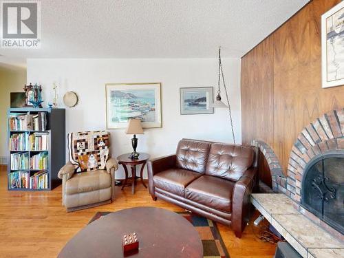 6957 Richmond Street, Powell River, BC - Indoor Photo Showing Living Room