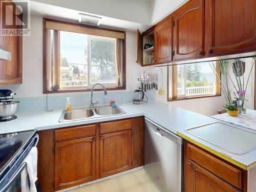 6957 Richmond Street, Powell River, BC - Indoor Photo Showing Kitchen With Double Sink