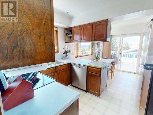 6957 Richmond Street, Powell River, BC - Indoor Photo Showing Kitchen