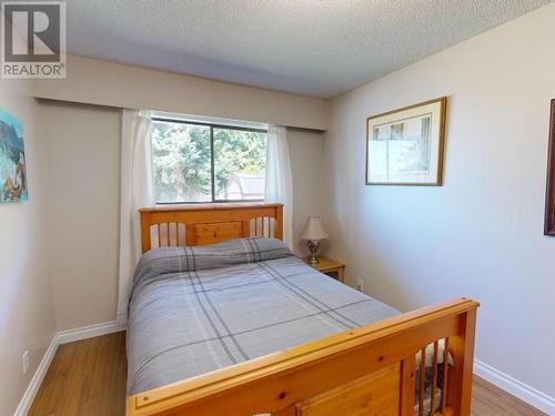 6957 Richmond Street, Powell River, BC - Indoor Photo Showing Bedroom