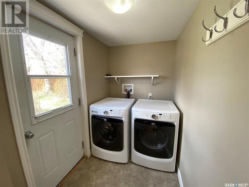 116 4Th Avenue W, Kindersley, SK - Indoor Photo Showing Laundry Room