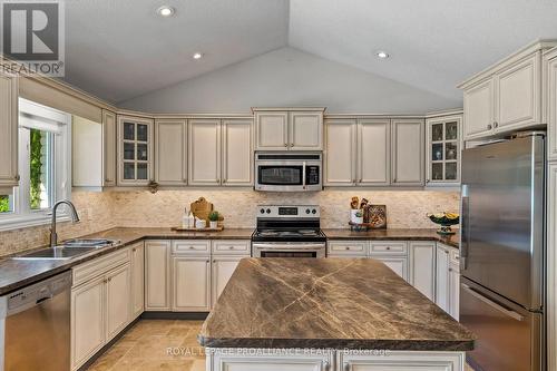 386 Nawautin Drive, Alnwick/Haldimand (Grafton), ON - Indoor Photo Showing Kitchen With Double Sink With Upgraded Kitchen