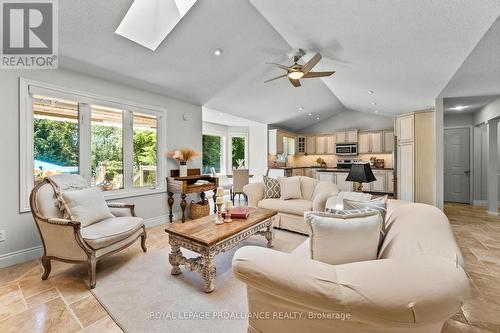 386 Nawautin Drive, Alnwick/Haldimand (Grafton), ON - Indoor Photo Showing Living Room