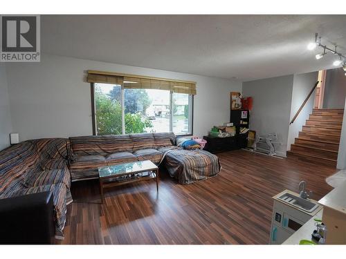 2140 Hadden Court, Kelowna, BC - Indoor Photo Showing Living Room