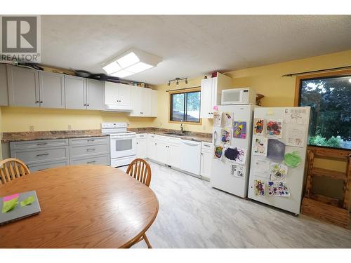 2140 Hadden Court, Kelowna, BC - Indoor Photo Showing Kitchen