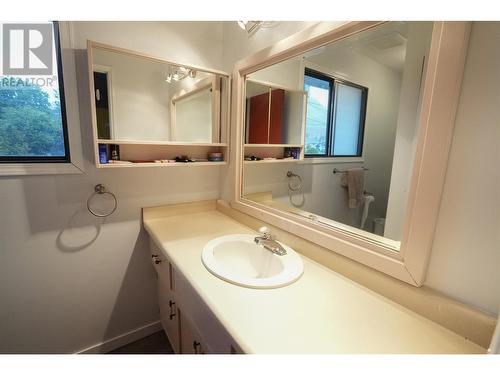 2140 Hadden Court, Kelowna, BC - Indoor Photo Showing Bathroom