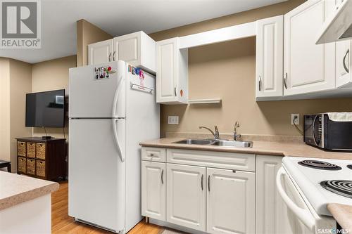 4686 Marigold Drive, Regina, SK - Indoor Photo Showing Kitchen With Double Sink