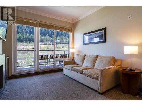 2950 Camozzi Road Unit# 2429, Revelstoke, BC - Indoor Photo Showing Living Room