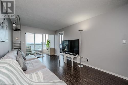 145 Hillcrest Avenue Unit# 2207, Mississauga, ON - Indoor Photo Showing Living Room