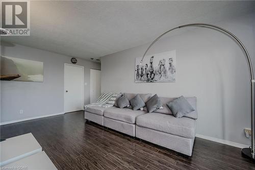 145 Hillcrest Avenue Unit# 2207, Mississauga, ON - Indoor Photo Showing Living Room