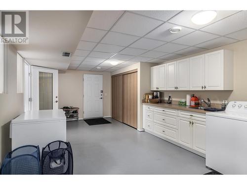 2286 Lynrick Road, Kelowna, BC - Indoor Photo Showing Laundry Room