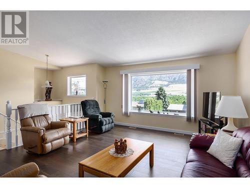 2286 Lynrick Road, Kelowna, BC - Indoor Photo Showing Living Room