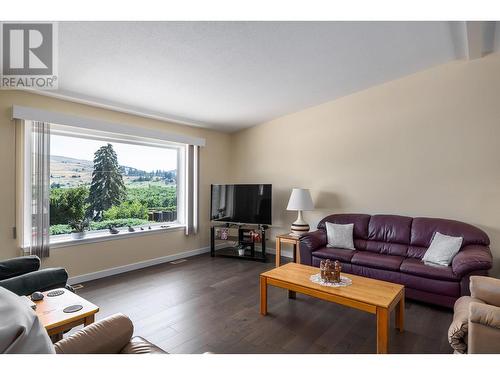 2286 Lynrick Road, Kelowna, BC - Indoor Photo Showing Living Room