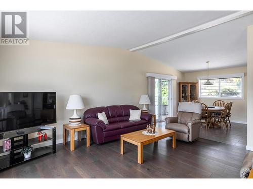 2286 Lynrick Road, Kelowna, BC - Indoor Photo Showing Living Room