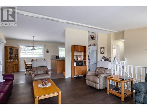 2286 Lynrick Road, Kelowna, BC - Indoor Photo Showing Living Room