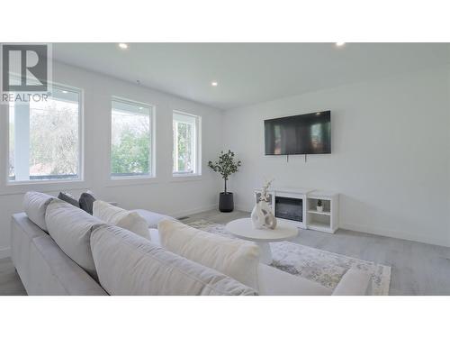 10727 Pinecrest Road, Vernon, BC - Indoor Photo Showing Living Room With Fireplace