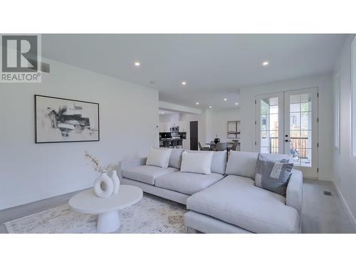 10727 Pinecrest Road, Vernon, BC - Indoor Photo Showing Living Room