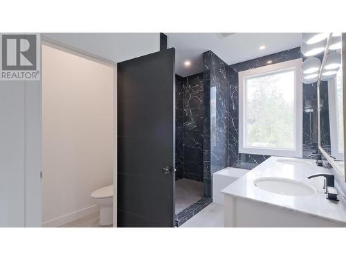 10727 Pinecrest Road, Vernon, BC - Indoor Photo Showing Bathroom