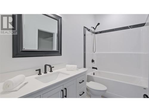 10727 Pinecrest Road, Vernon, BC - Indoor Photo Showing Bathroom