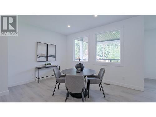 10727 Pinecrest Road, Vernon, BC - Indoor Photo Showing Dining Room