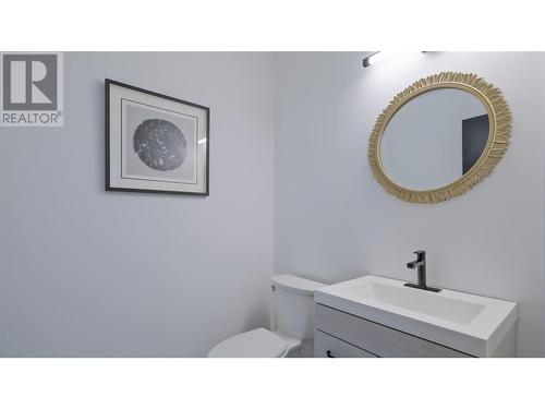 10727 Pinecrest Road, Vernon, BC - Indoor Photo Showing Bathroom