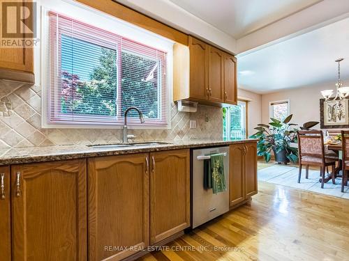 521 Nanak Road, Mississauga (Fairview), ON - Indoor Photo Showing Kitchen With Double Sink