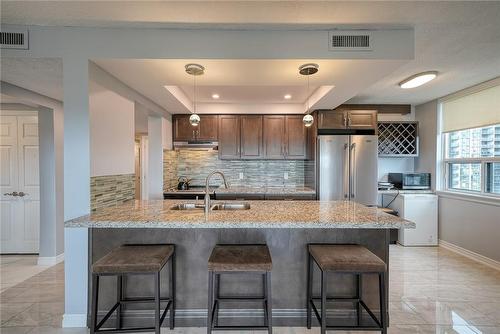 Breakfast counter - 120 Duke Street|Unit #1506, Hamilton, ON - Indoor Photo Showing Kitchen With Double Sink With Upgraded Kitchen